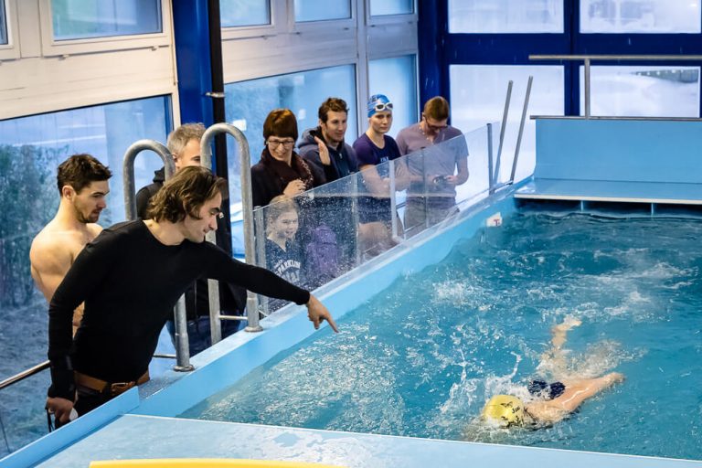 Der Schwimmkanal Horgen. Perfekte Wasseraufbereitung und Unterwasser-Beleuchtung